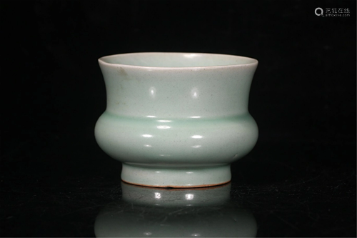 A LONGQUAN TYPE CELADON GLAZE PORCELAIN VASE