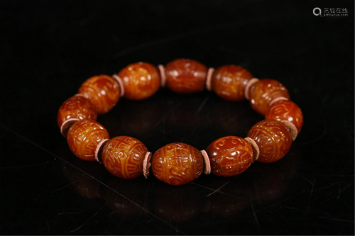 A STRING OF CARVED PHOENIX CLOUDY AMBER BRACELET