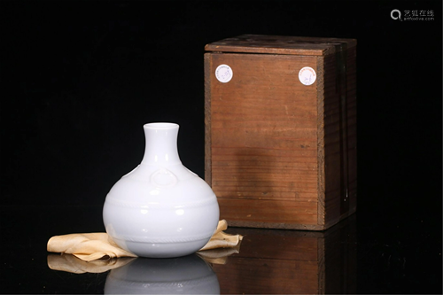 A WHITE GLAZE PORCELAIN VASE