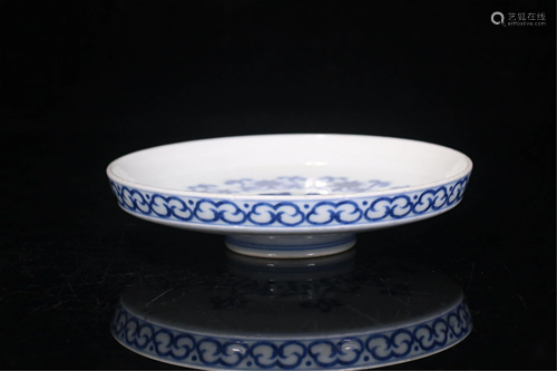 A BLUE AND WHITE PORCELAIN PLATE