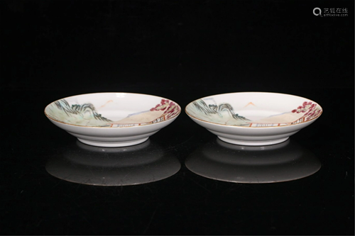 PAIR OF GUAN TYPE FAMILLE ROSE PORCELAIN PLATES