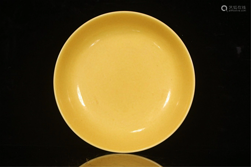 A YELLOW GLAZE PORCELAIN PLATE