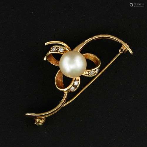 A 14KG Diamond and Pearl Brooch