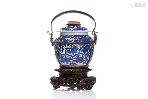 QING BLUE & WHITE PORCELAIN 'FLY CATCHER' POT