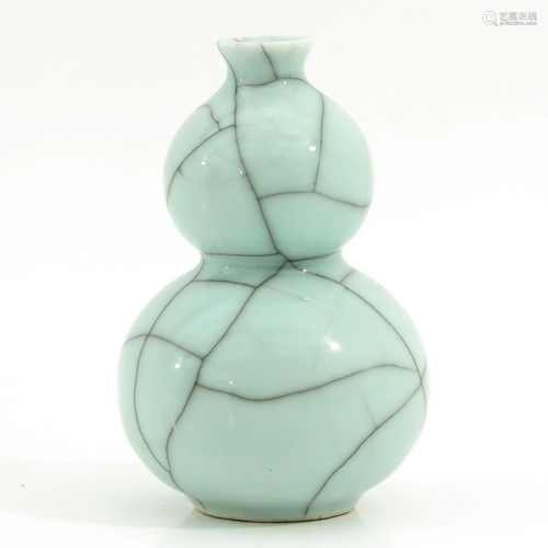 A Celadon Double Gourd Vase