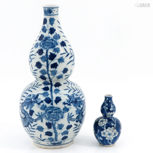 A Lot of 2 Blue and White Gourd Vases