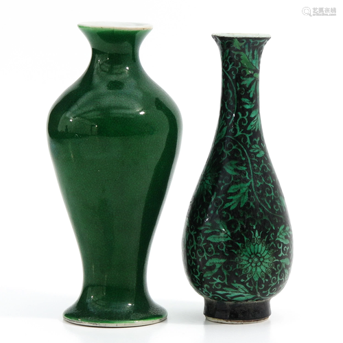 A Lot of 2 Small Vases