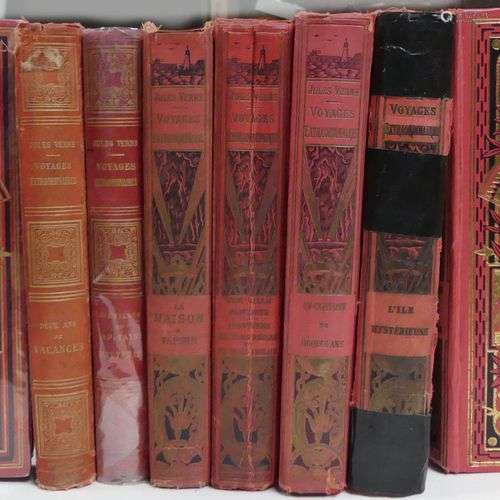 Jules VERNE. Sept volumes des Voyages extraordinaires dont L...