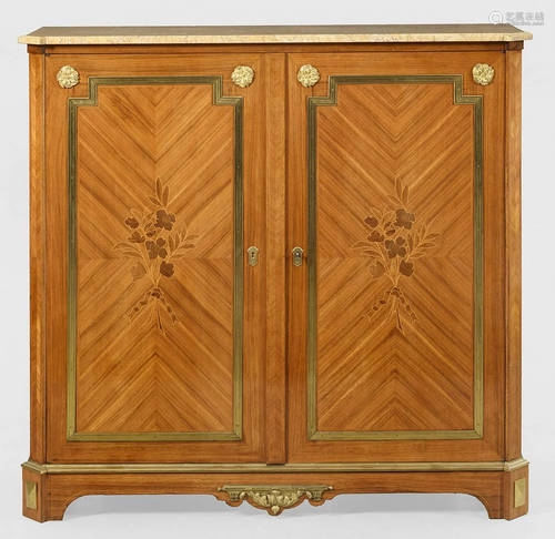 Eleganter Louis XVI-Salonschrank