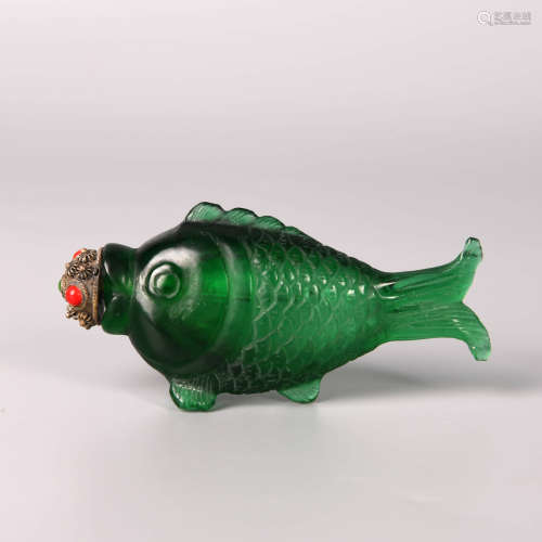 舊琉璃透明綠料雕魚形鼻煙壺