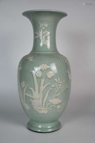 A Celadon-glazed Flower Porcelain Jar