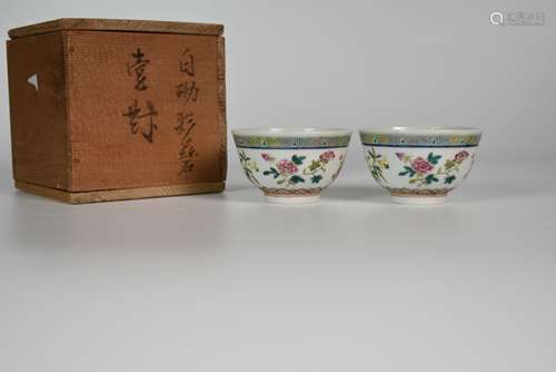 A Pair of Guan Kiln Famille Rose Flower Pattern Cups