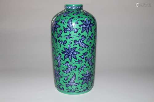 绿地青花花卉纹筒瓶