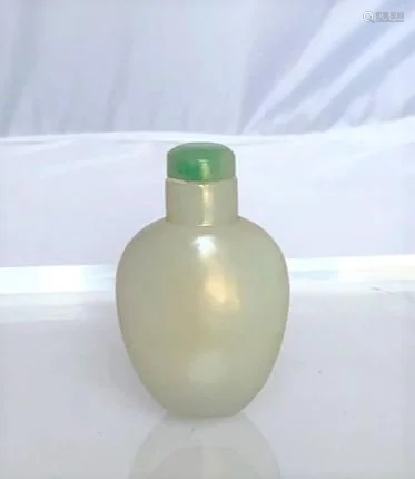 A Pale Celadon Jade Snuff Bottle, 18-19th Century