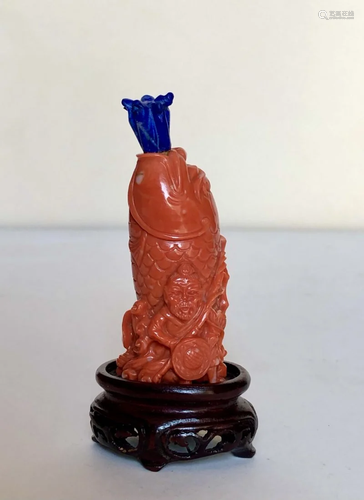 A Finely Carved Red Coral Snuff Bottle, Lapis Stopper