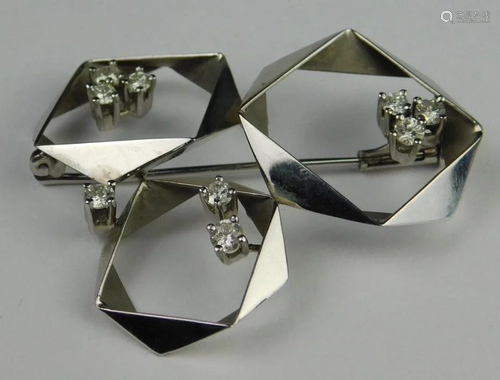 Brooch with 9 diamonds.