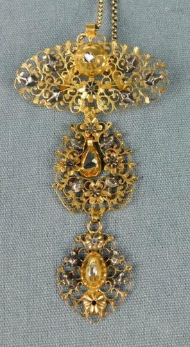 Pendant 18 carat yellow gold with diamonds on chain.