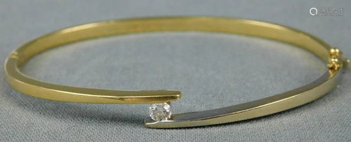 Bangle. 750 yellow gold with diamond approx. 0.2 carat.