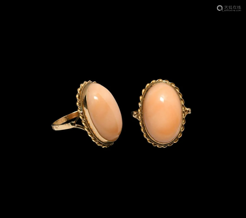 Vintage Gold Ring with Coral Cabochon