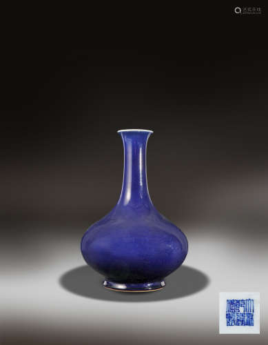 清乾隆宝石蓝釉荸荠瓶（1736-1799）