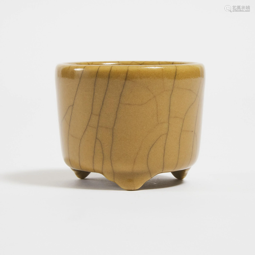 A Small Guan-Type Crackle-Glazed Cup, 仿官