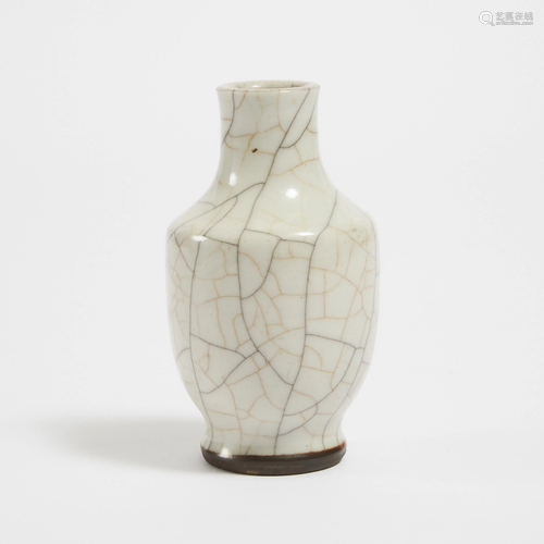 A Small Ge-Style Vase, 19th Century or Later, 十