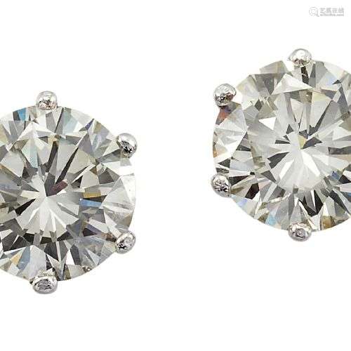 Une paire de boucles d'oreilles en diamant, les diamants tai...