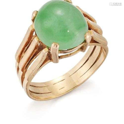 Une bague à pierre unique en jade jadéite, le jade ovale en ...