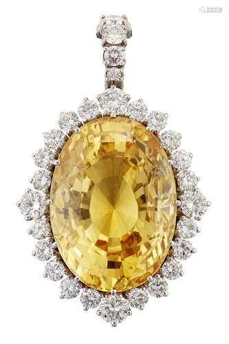 Un pendentif en saphir jaune et diamant, le saphir jaune ova...