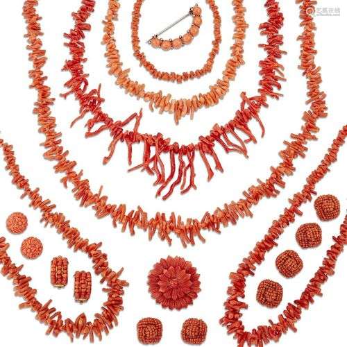 Un grand groupe de bijoux en corail, comprenant : un collier...