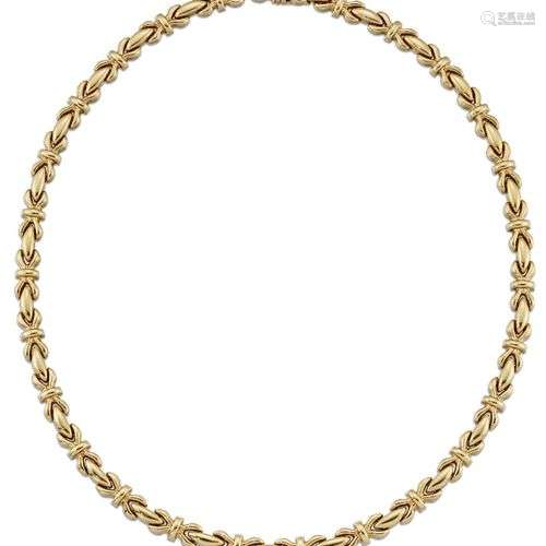 Un collier en or 18ct, avec des maillons en forme d'arc, poi...