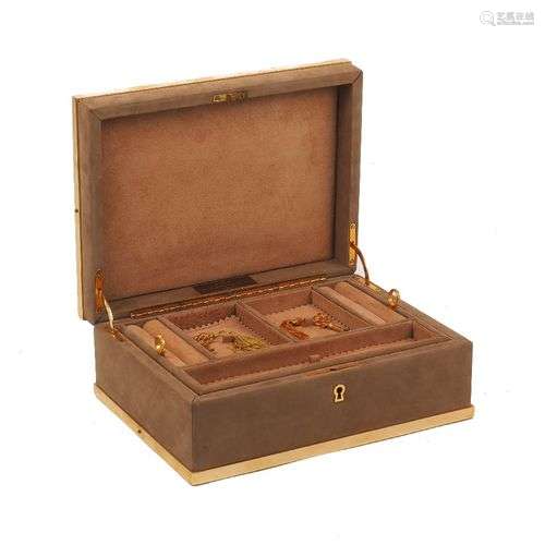 Un coffret à bijoux en daim et doré, par Asprey, de forme re...