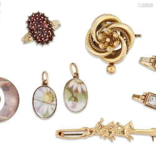 Un groupe de bijoux, comprenant : une broche en or de style ...
