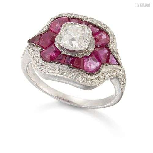 Bague en diamant et rubis, le diamant central de forme couss...