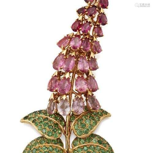 Une broche en tourmaline et grenat par René Boivin, modelée ...