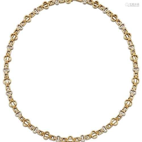 Un collier en or bicolore 18ct, à maillons fantaisie, poinço...