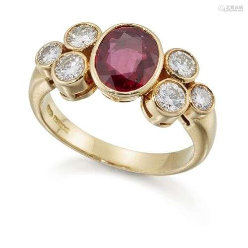 Bague en or 18ct sertie de rubis et de diamants, le collier ...