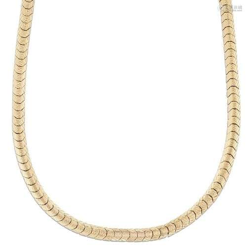 Un collier flexible, composé d'une série de maillons en os d...