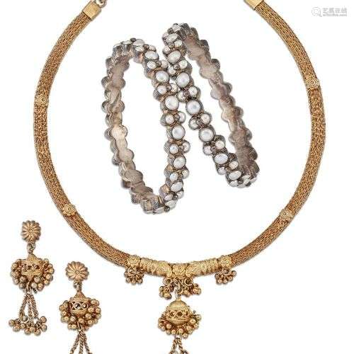 Un collier et des boucles d'oreilles en vermeil de la fin du...