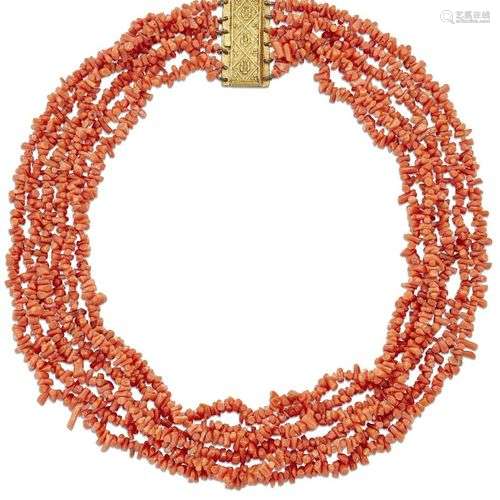 Un collier de corail, composé de cinq rangées de longueurs v...