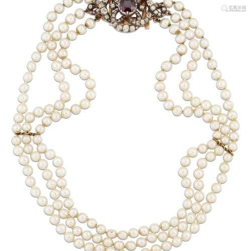 Un collier à trois rangées de perles de culture avec un ferm...