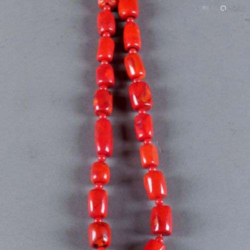 Collier en Perles de Corail Rouge.