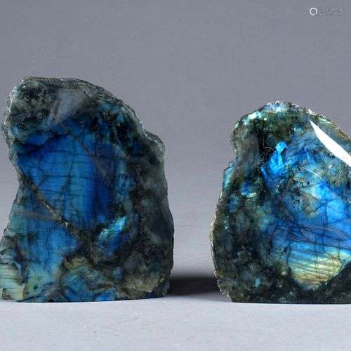 Deux blocs de labradorite.