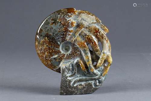 Ammonite fossilisée et sculptée.