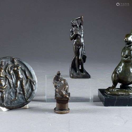 Lot de trois figurines (hauteur de 7 à 16 cm) et d’un bas-re...