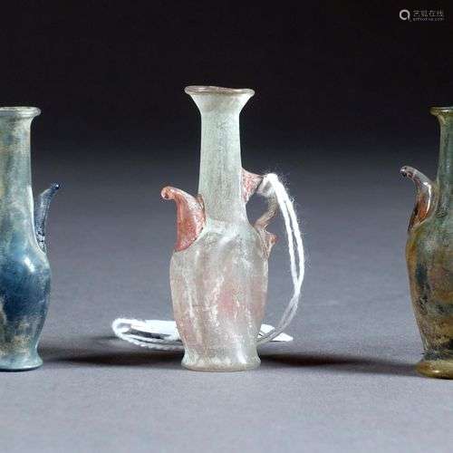 Trois petits vases lacrymatoires.