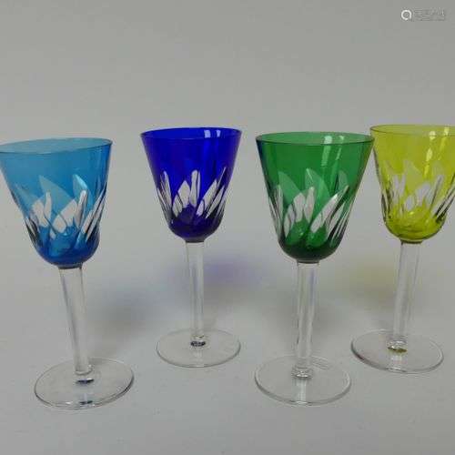 SAINT LOUIS Quatre verres en cristal de couleur