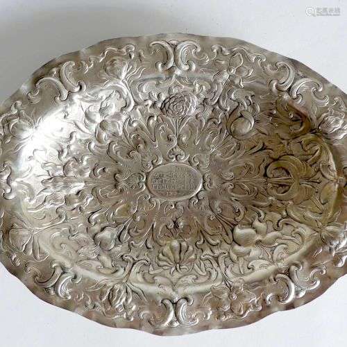 CORBEILLE ovale en métal argenté estampé à riche décor rayon...