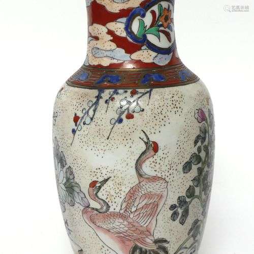 CHINE. VASE en porcelaine polychrome à décor d'ibis. H. 26 c...