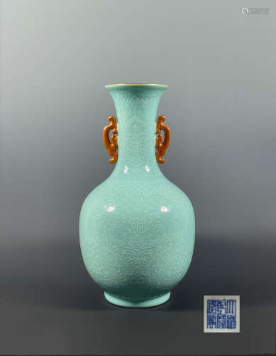清松石绿釉堆白缠枝莲纹双耳瓶(1644-1912)